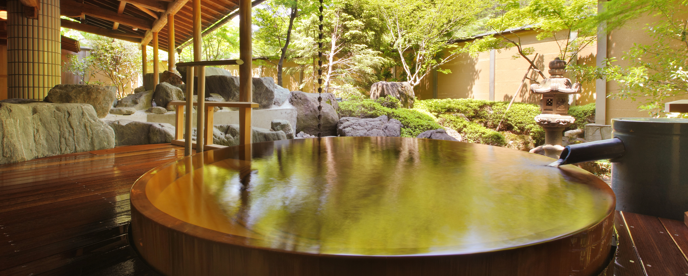 松風館1階には、13種類の露天風呂、6種類の内風呂があり、<br>これら19種類のお風呂が華の湯自慢の庭園露天風呂でございます。