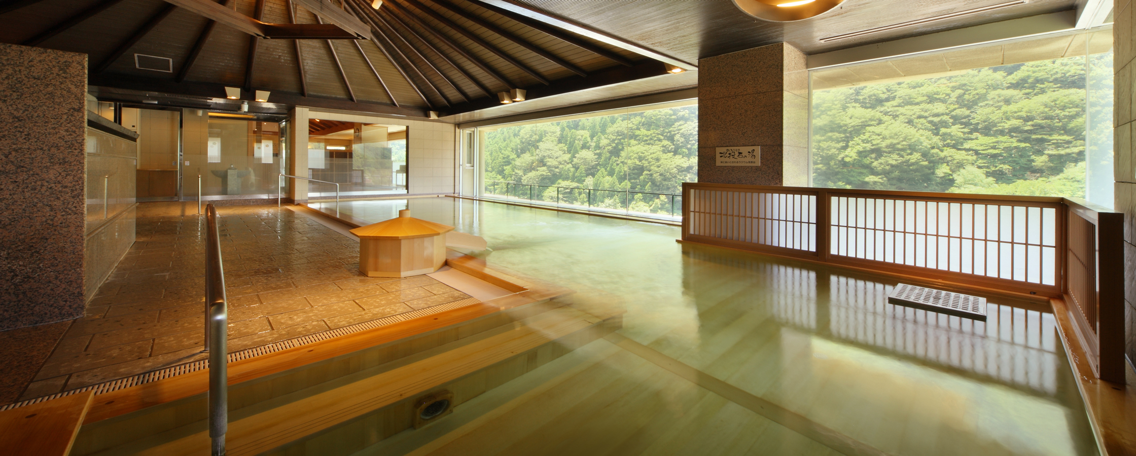 毎分427リットル、一日あたり約615トンもの湯量を誇る源泉温度53℃の天然温泉。