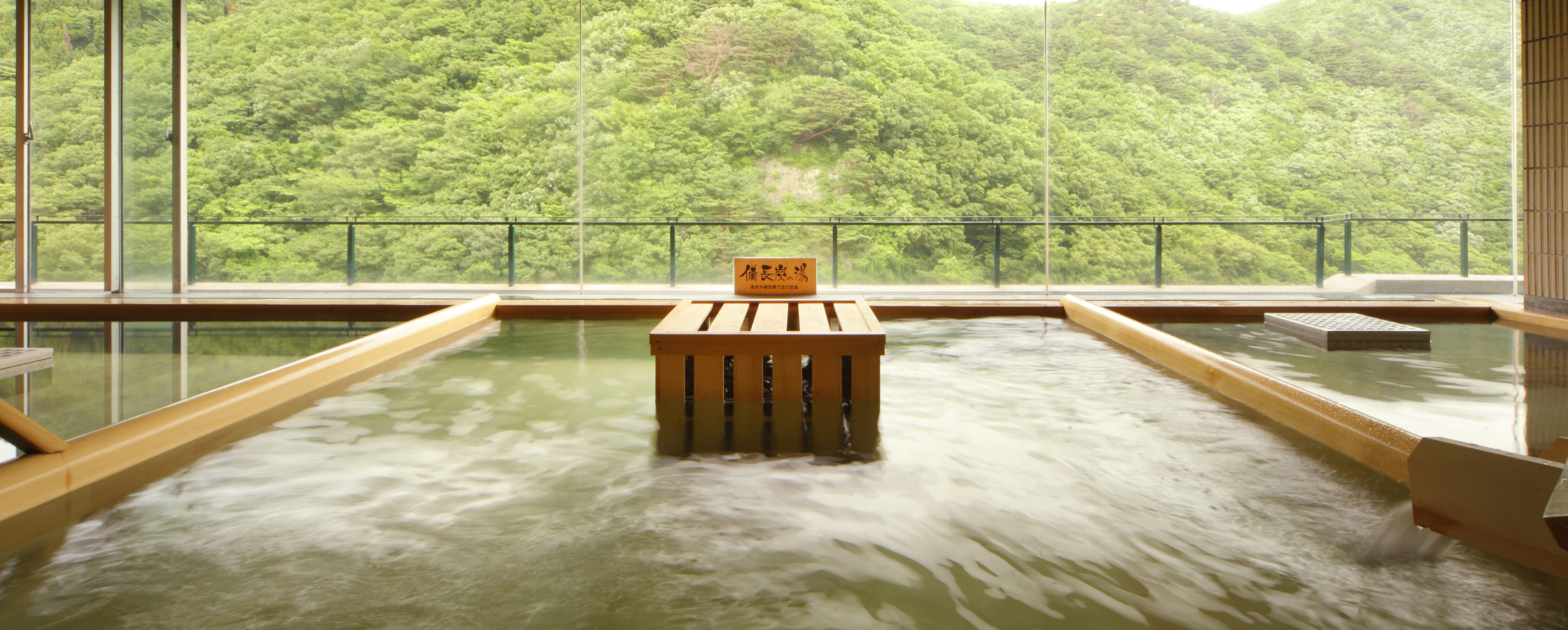 毎分427リットル、一日あたり約615トンもの湯量を誇る源泉温度53℃の天然温泉。